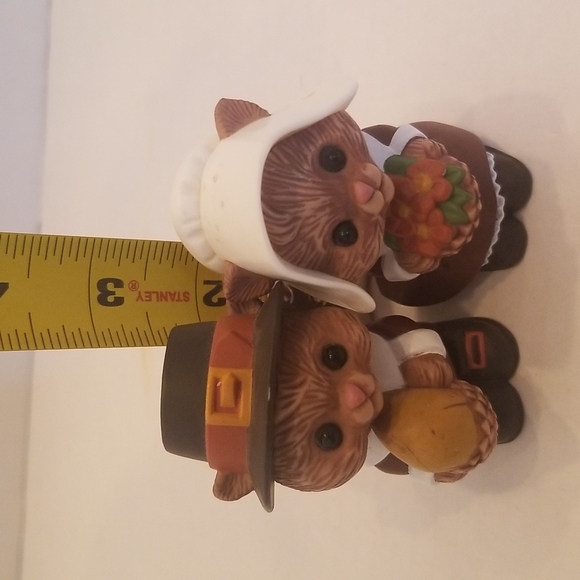 Vintage Hallmark Thanksgiving Pilgrim Chipmunk Salt & Pepper Set - Picture 8 of 8